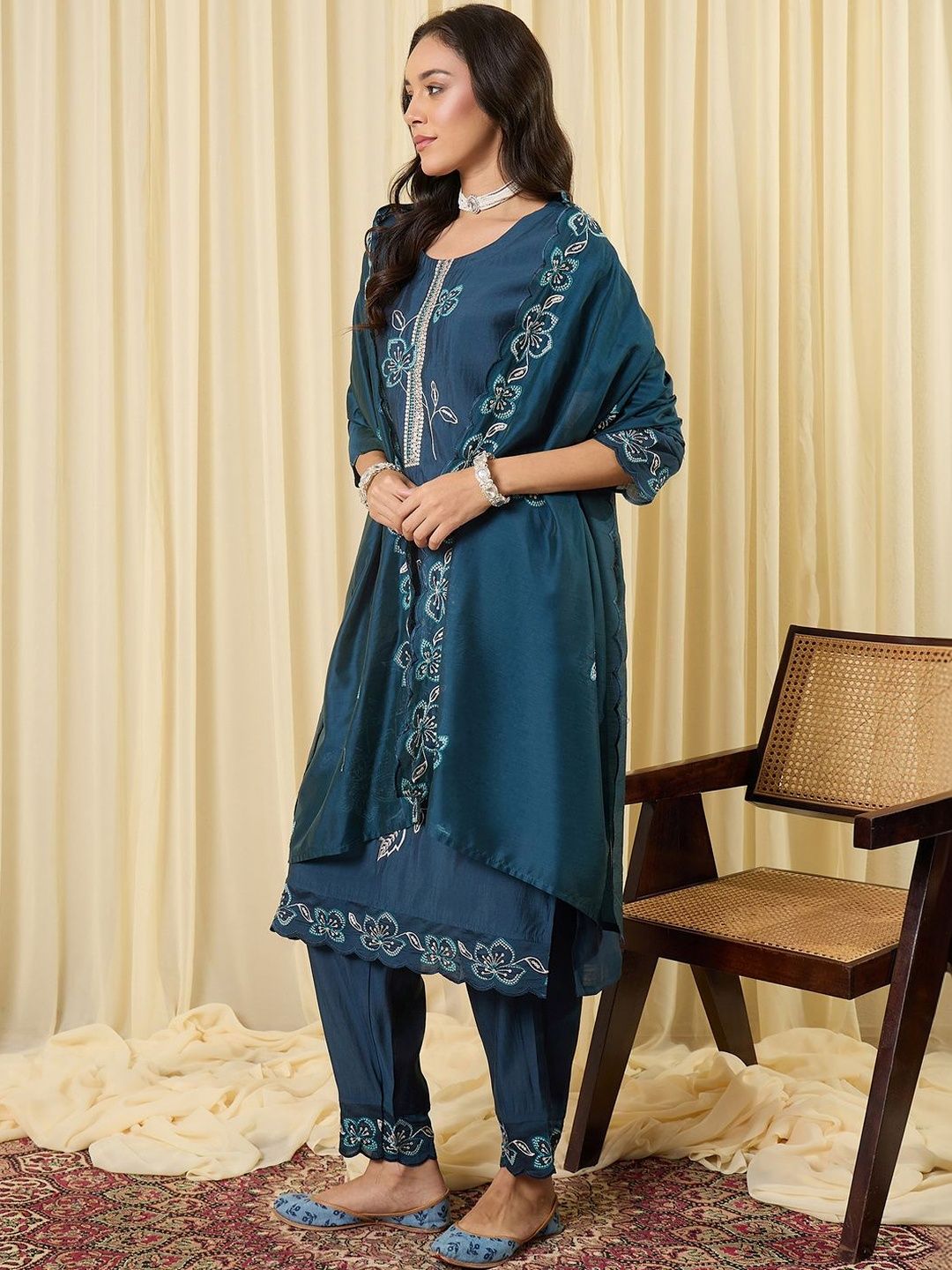 Women Floral Embroidered Regular Thread Work Kurta with Trousers & With Dupatta