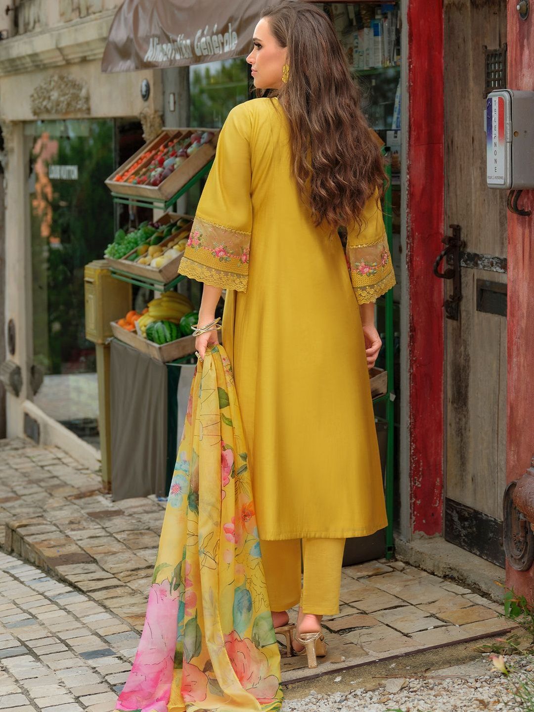 Women Floral Embroidered Regular Thread Work Kurta with Trousers & With Dupatta