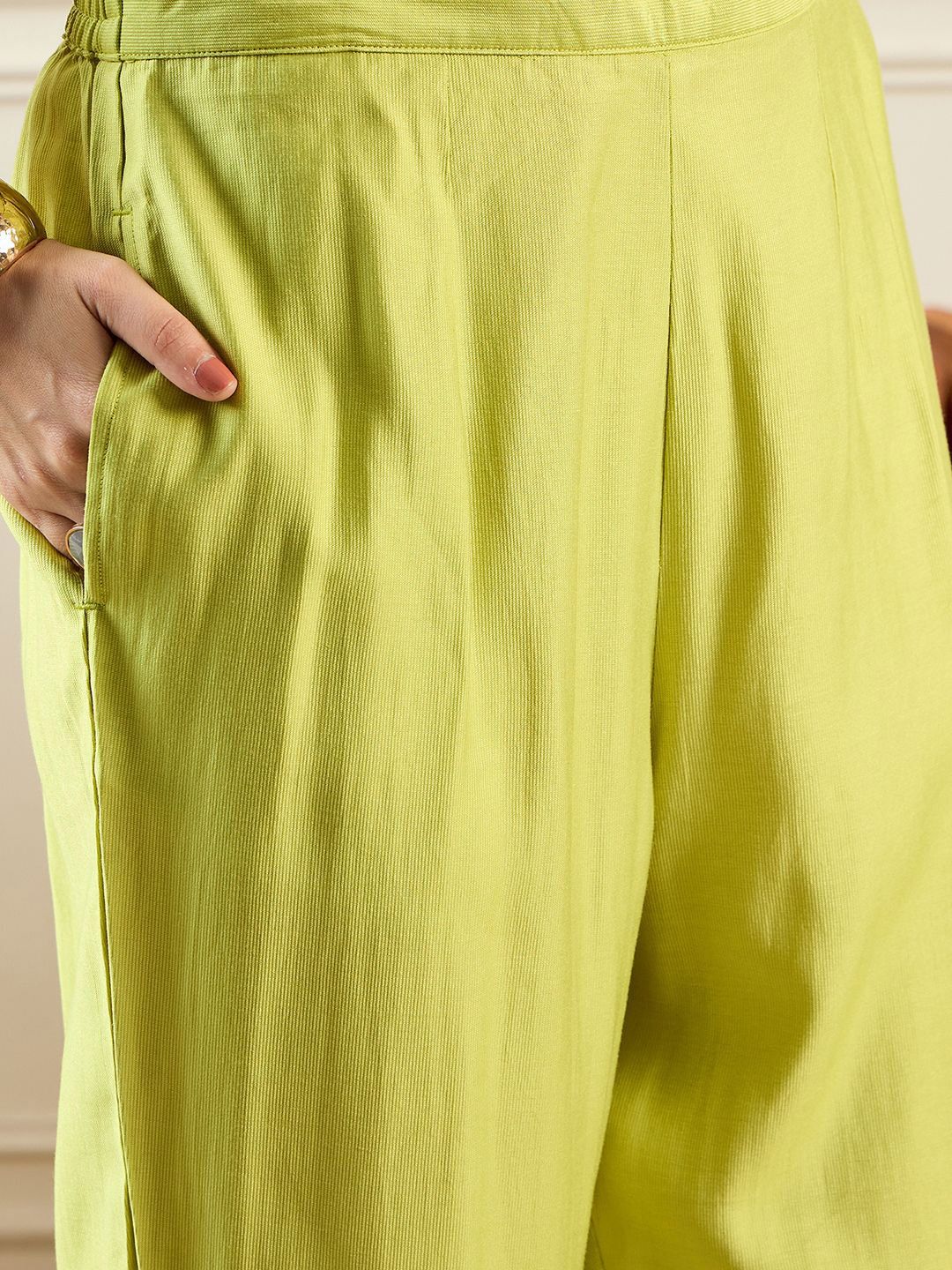 Dhiyona IE Geometric Embroidered Thread Work Liva Straight Kurta With Trousers & Dupatta