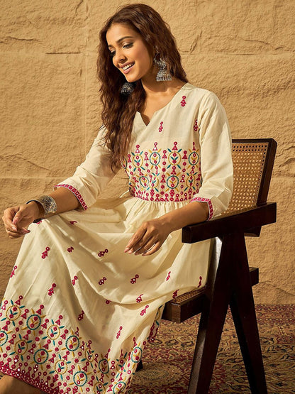 Dhiyona PD Women Women Floral Embroidered Cotton Kurta with Trousers