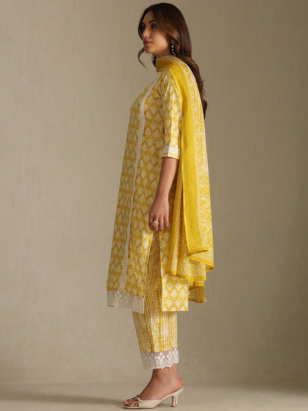 Dhiyona SO Women's Women Printed Thread Work Kurta with Trousers & With Dupatta