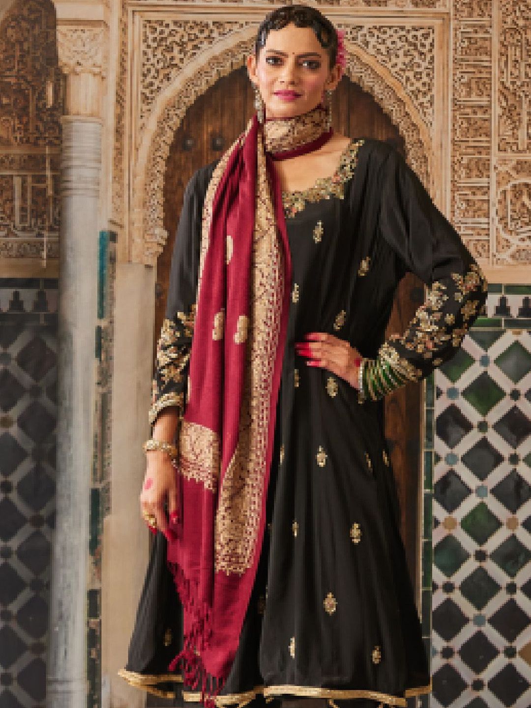 Dhiyona PA Women Paisley Embroidered Shawl