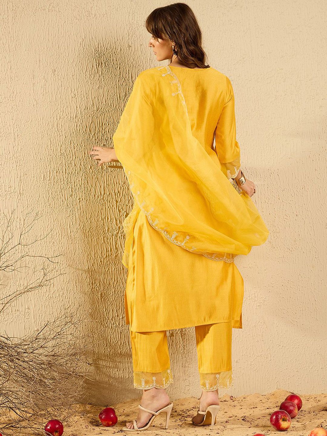 Women Floral Embroidered Regular Thread Work Liva Kurta with Trousers & With Dupatta