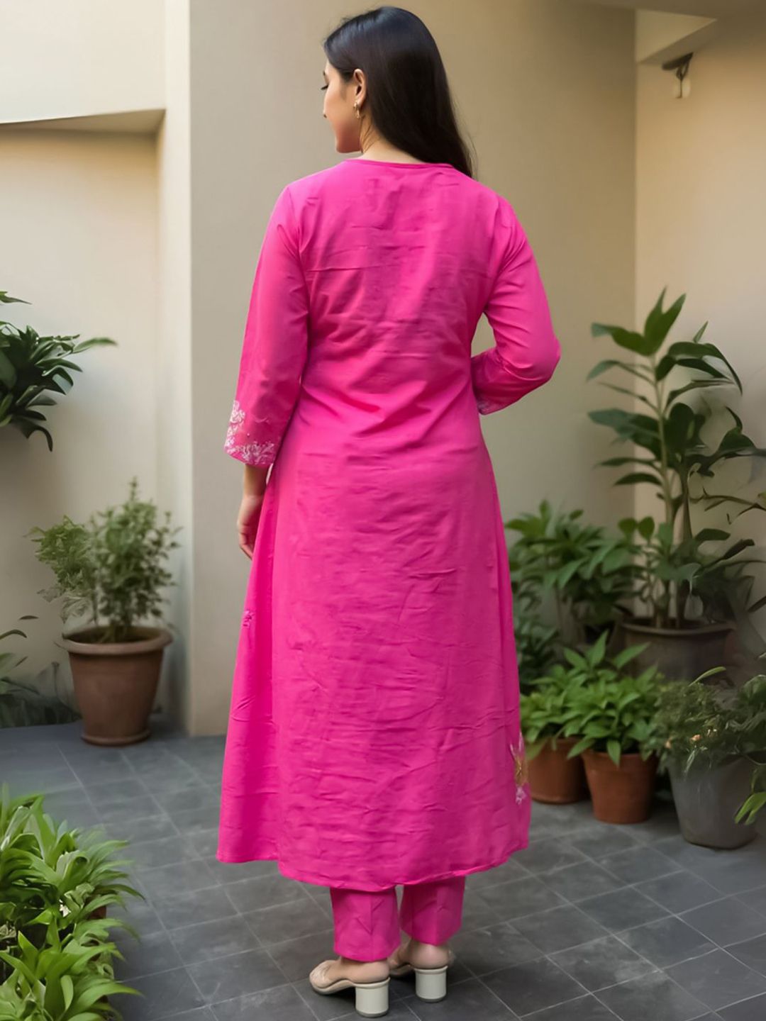 Women Floral Embroidered Pure Cotton Kurta with Trouser
