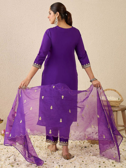 Dhiyona IE Women's Ethnic Motifs Embroidered Thread Work Straight Kurta With Trousers & Dupatta