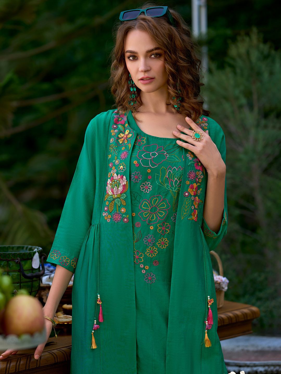 Dhiyona IE Women Floral Embroidered Regular Beads and Stones Kurta with Trousers