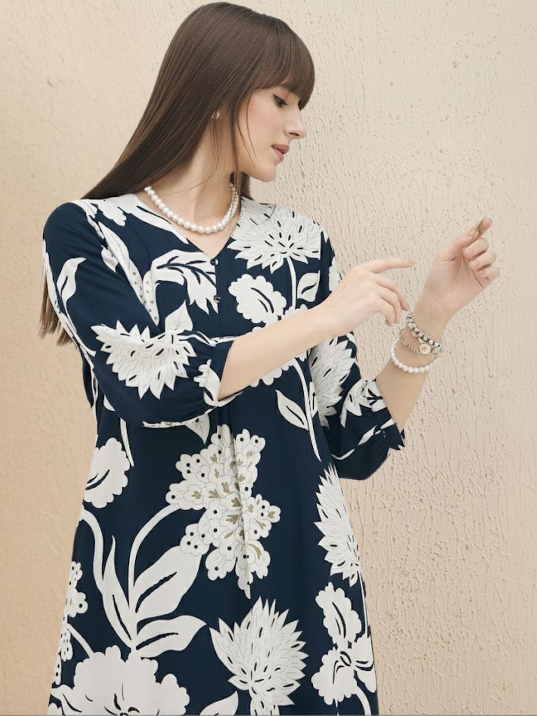 Dhiyona IE Women Floral Printed Regular Kurta with Trousers