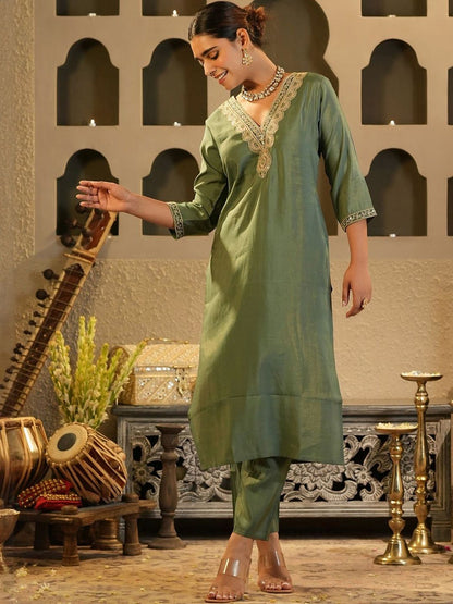 Women Solid Kurta with Trousers