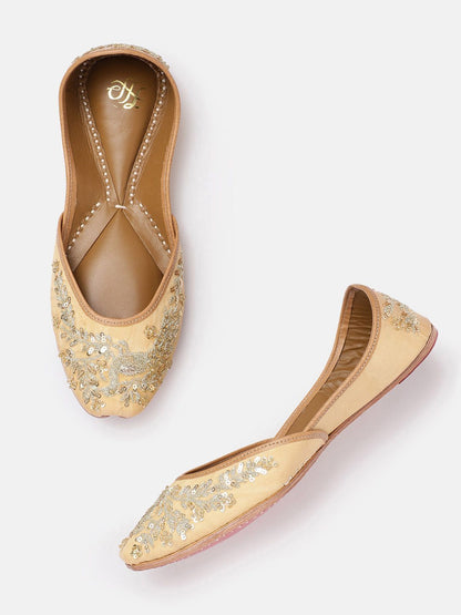 Dhiyona HOP Women Ethnic Embellished Mojaris