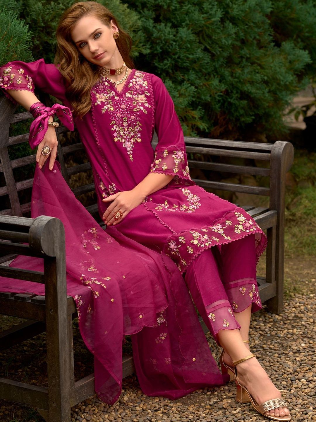 Women Floral Embroidered Regular Thread Work Kurta with Trousers & With Dupatta