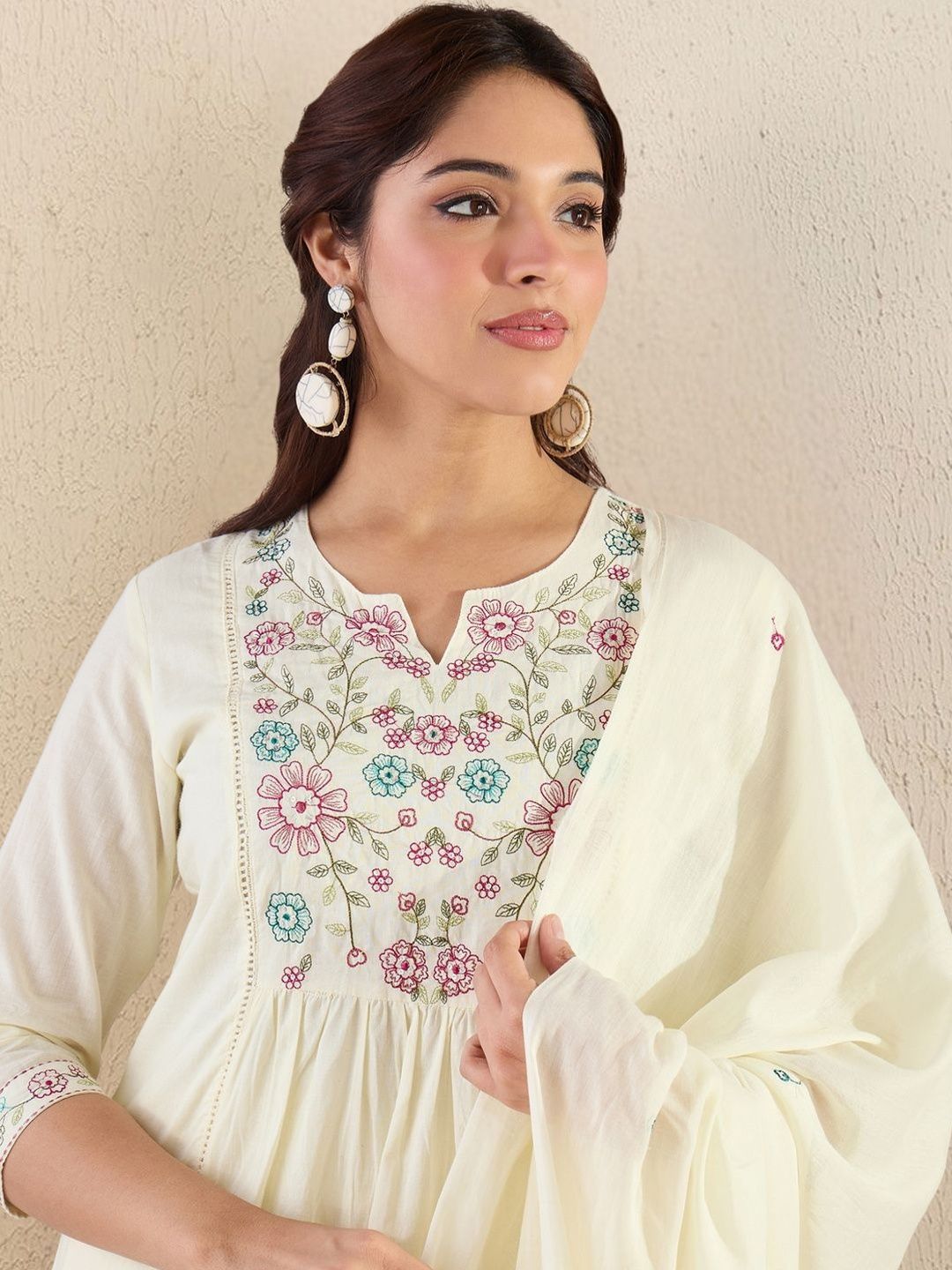 Dhiyona IE Women Floral Embroidered Empire Thread Work Pure Cotton Kurta with Trousers & With Dupatta
