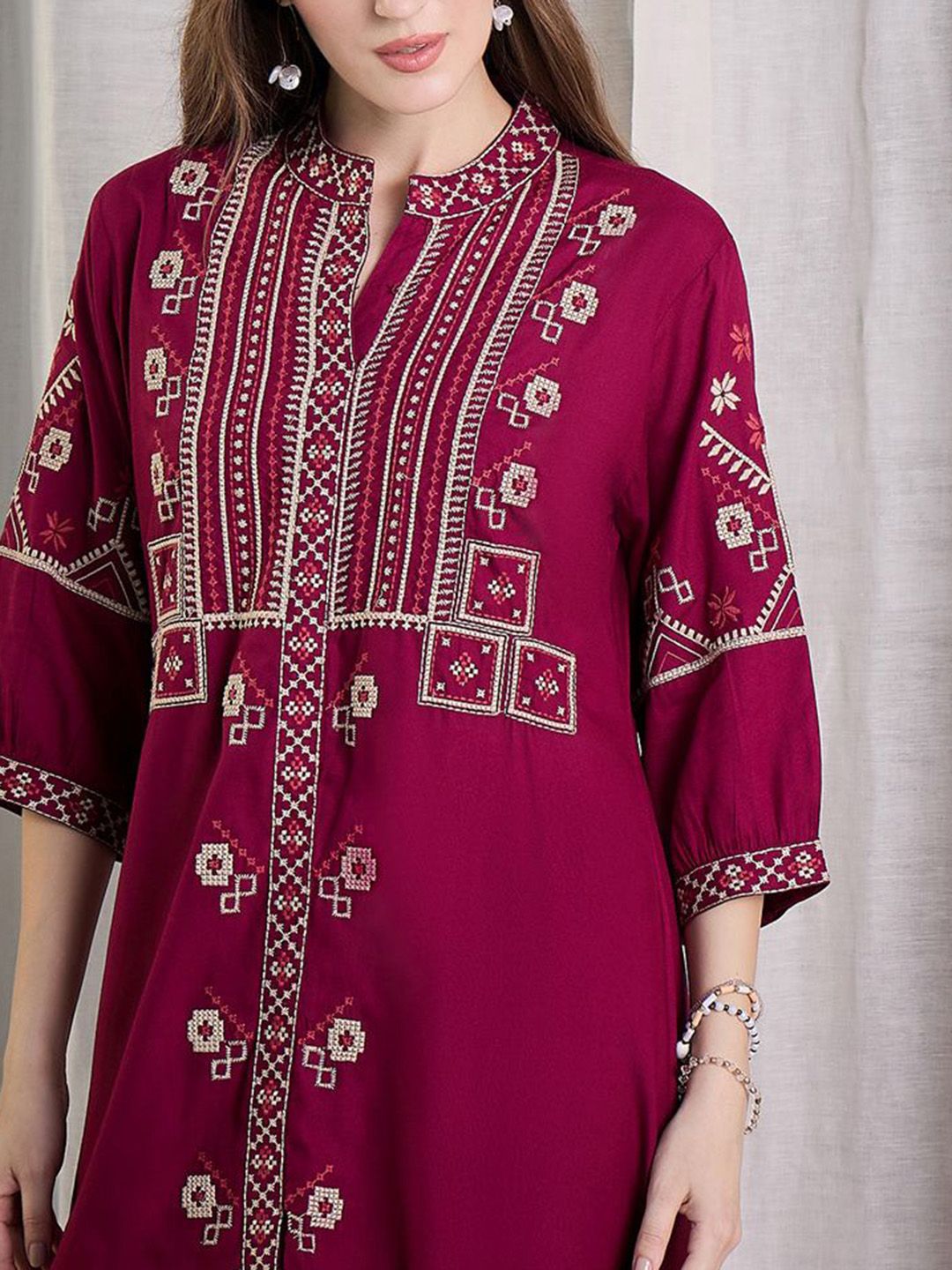 Women Ethnic Motifs Embroidered Thread Work Kurta With Trousers Kurta Sets