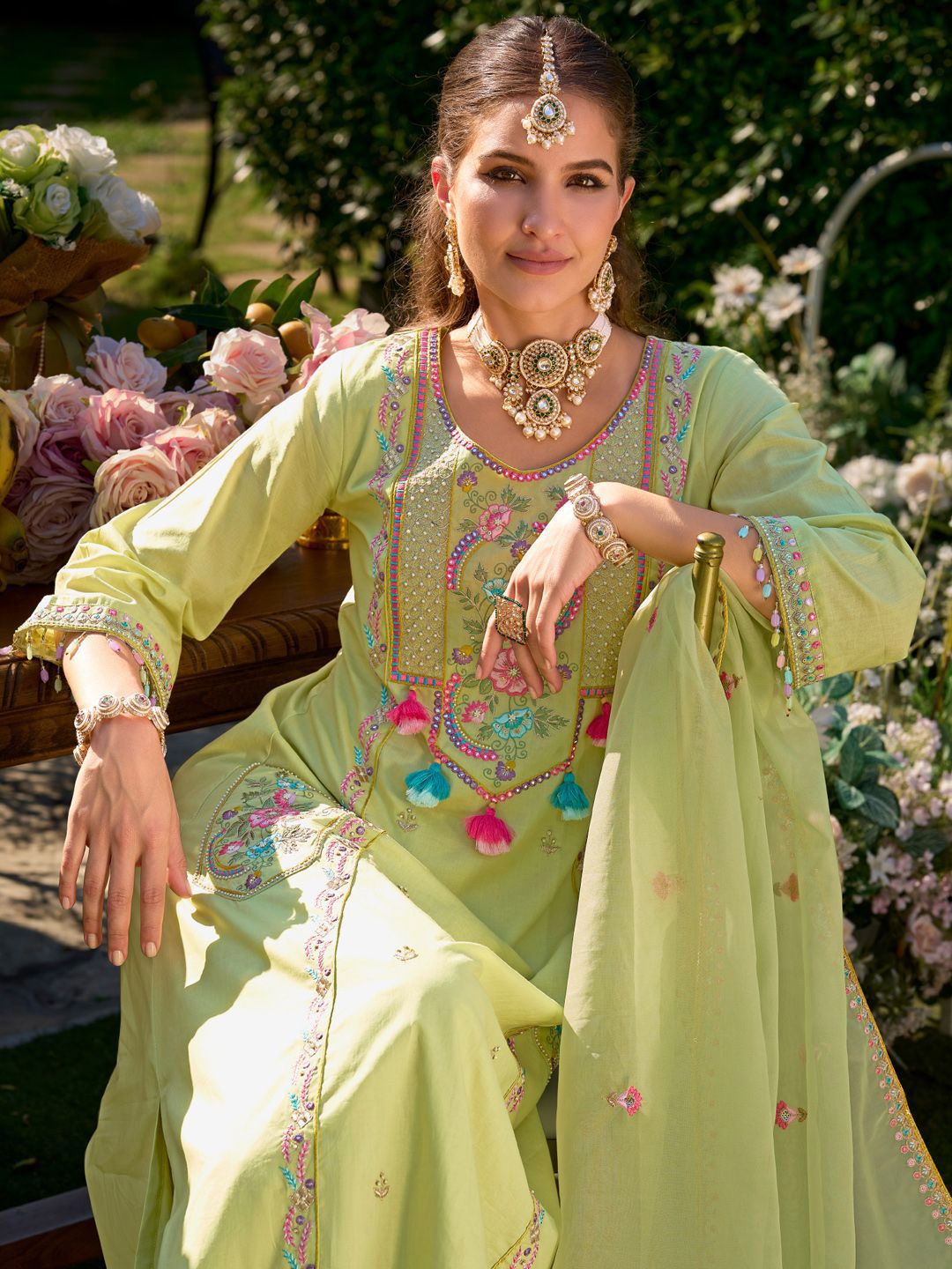 Women Floral Embroidered Regular Thread Work Kurta with Trousers & With Dupatta