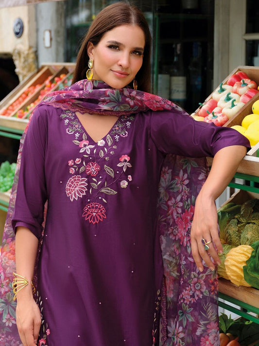 Women Floral Embroidered Regular Thread Work Liva Kurta with Trousers & With Dupatta