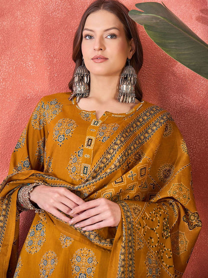 Dhiyona SN Women's Floral Printed Notch Neck Beads and Stones Pure Cotton Kurta & Trousers & Dupatta