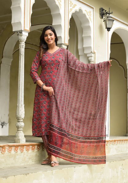 Women Maroon, Black, White Floral Print, Printed Viscose Rayon Kurta, Pant And Dupatta Set