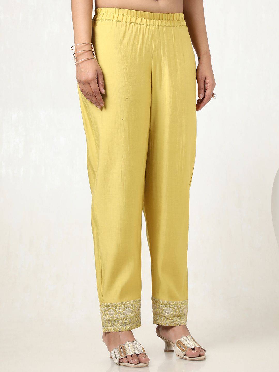 Dhiyona SO Women's Women Floral Embroidered Regular Beads and Stones Chanderi Cotton Kurta with Trousers