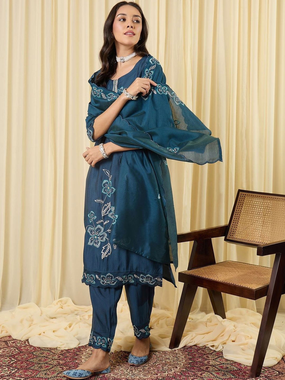 Women Floral Embroidered Regular Thread Work Kurta with Trousers & With Dupatta