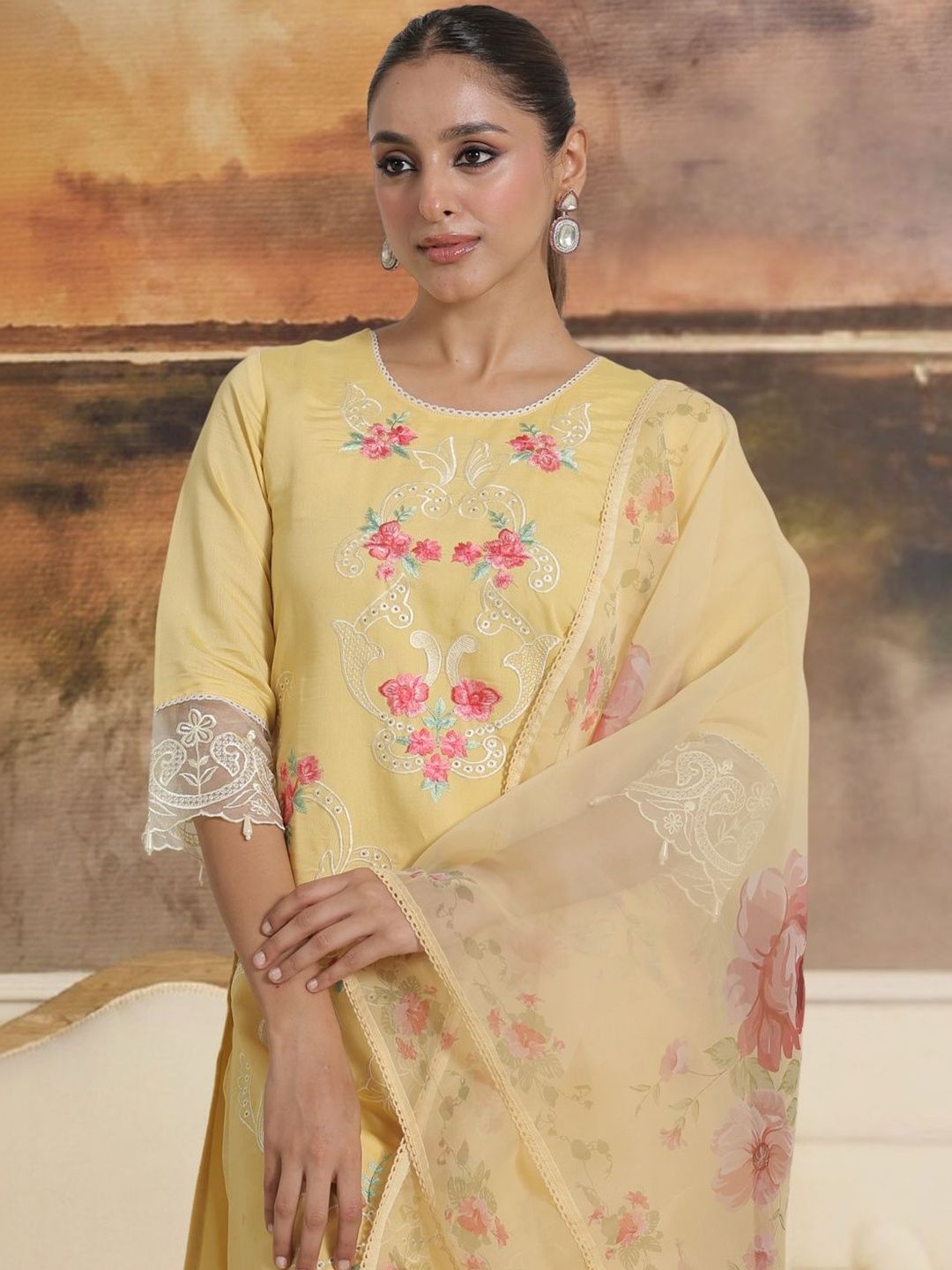 Dhiyona IE Women Floral Embroidered Regular Thread Work Kurta with Trousers & With Dupatta