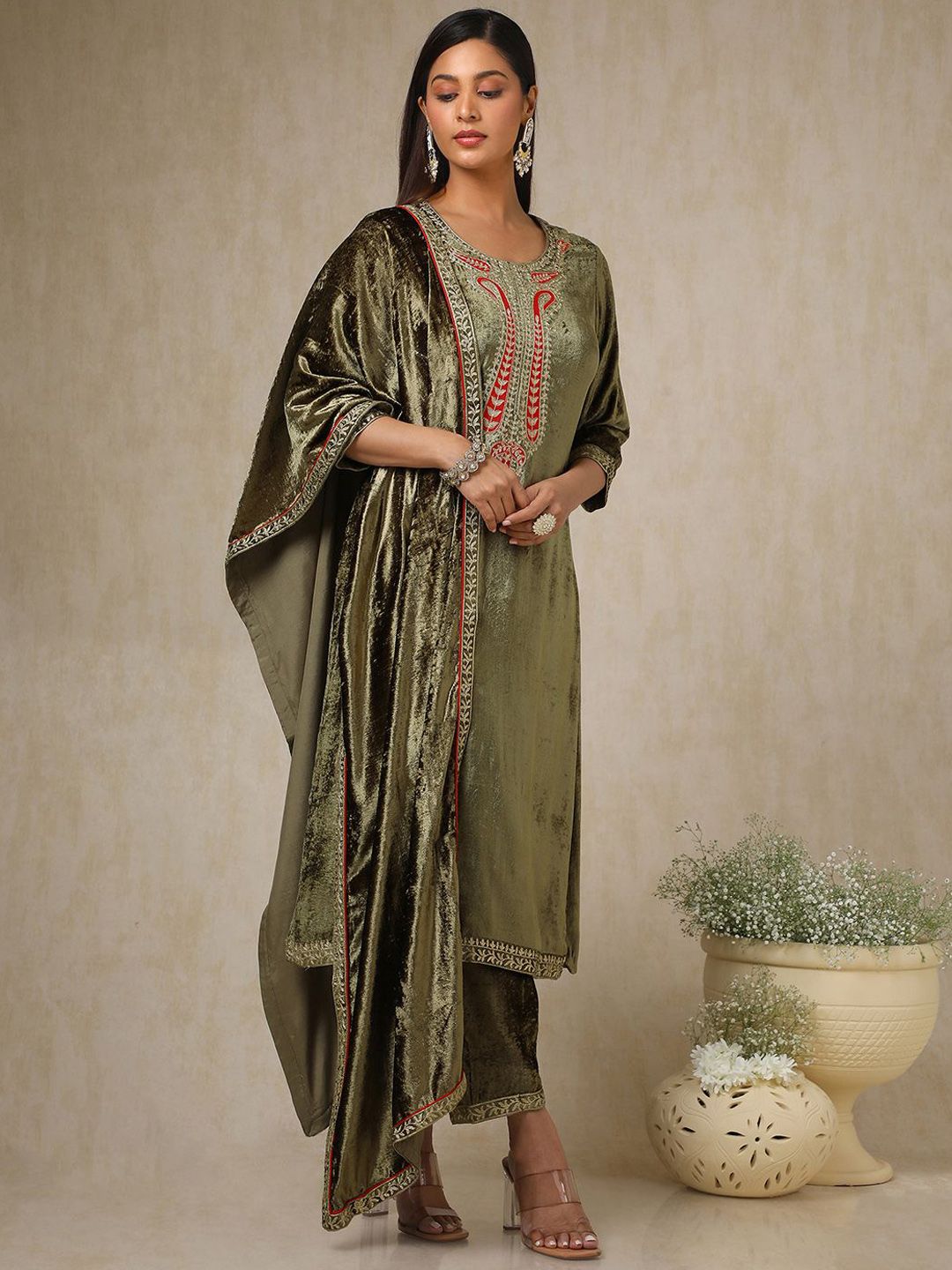 Dhiyona SO Women's Women Paisley Embroidered Regular Thread Work Velvet Kurta with Trousers & With Dupatta