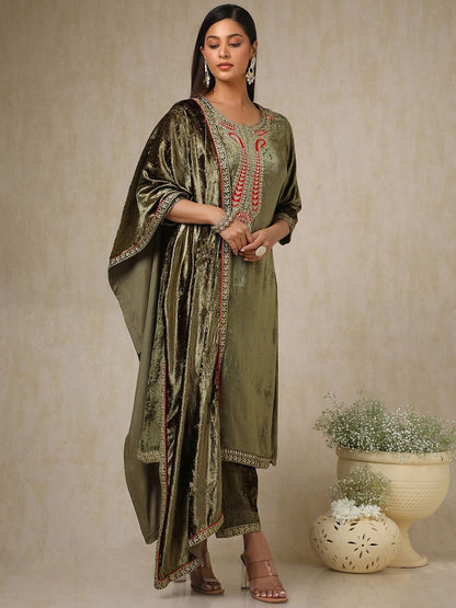 Dhiyona SO Women's Women Paisley Embroidered Regular Thread Work Velvet Kurta with Trousers & With Dupatta