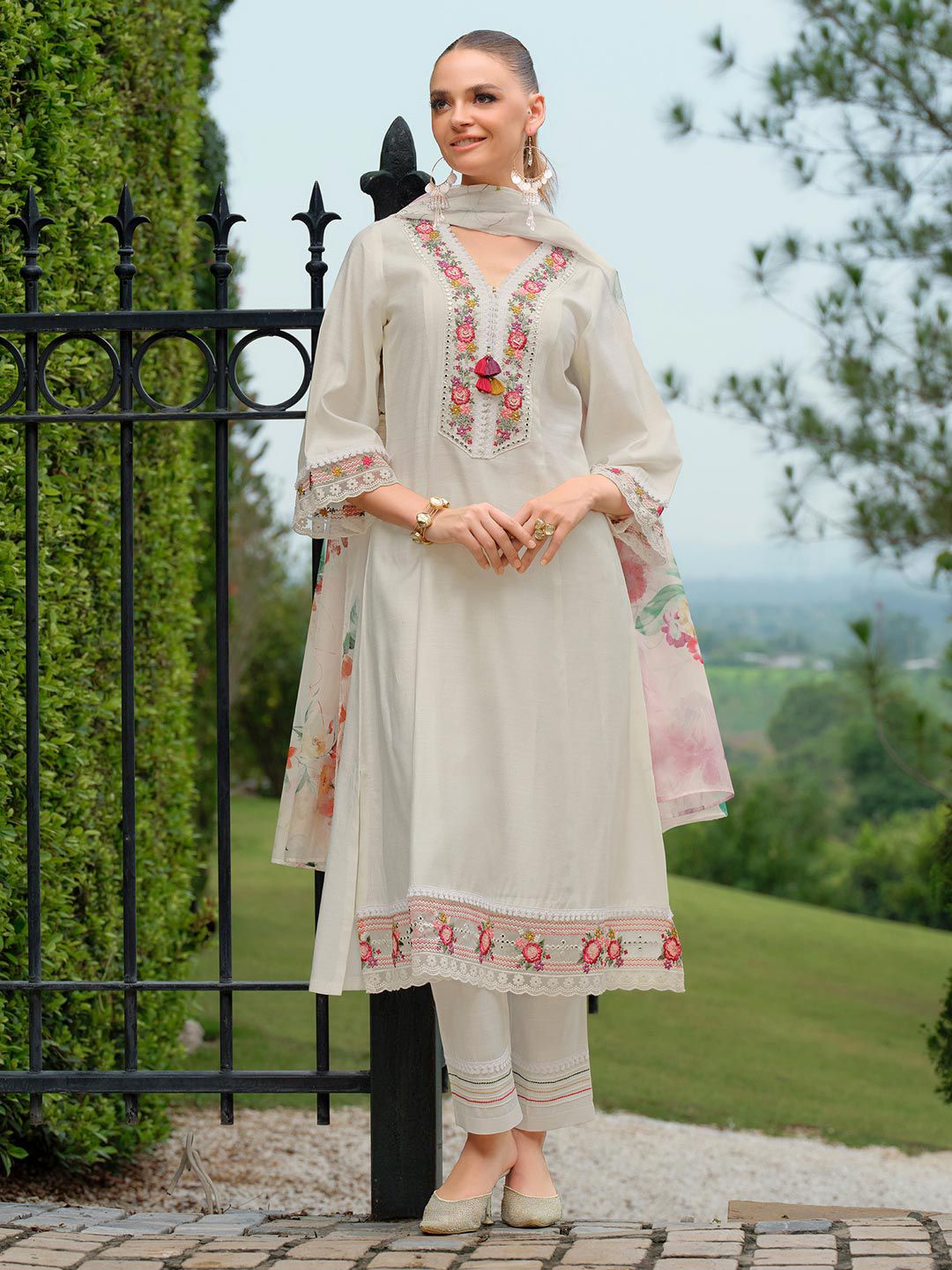 Women Floral Embroidered Regular Thread Work Kurta with Trousers & With Dupatta