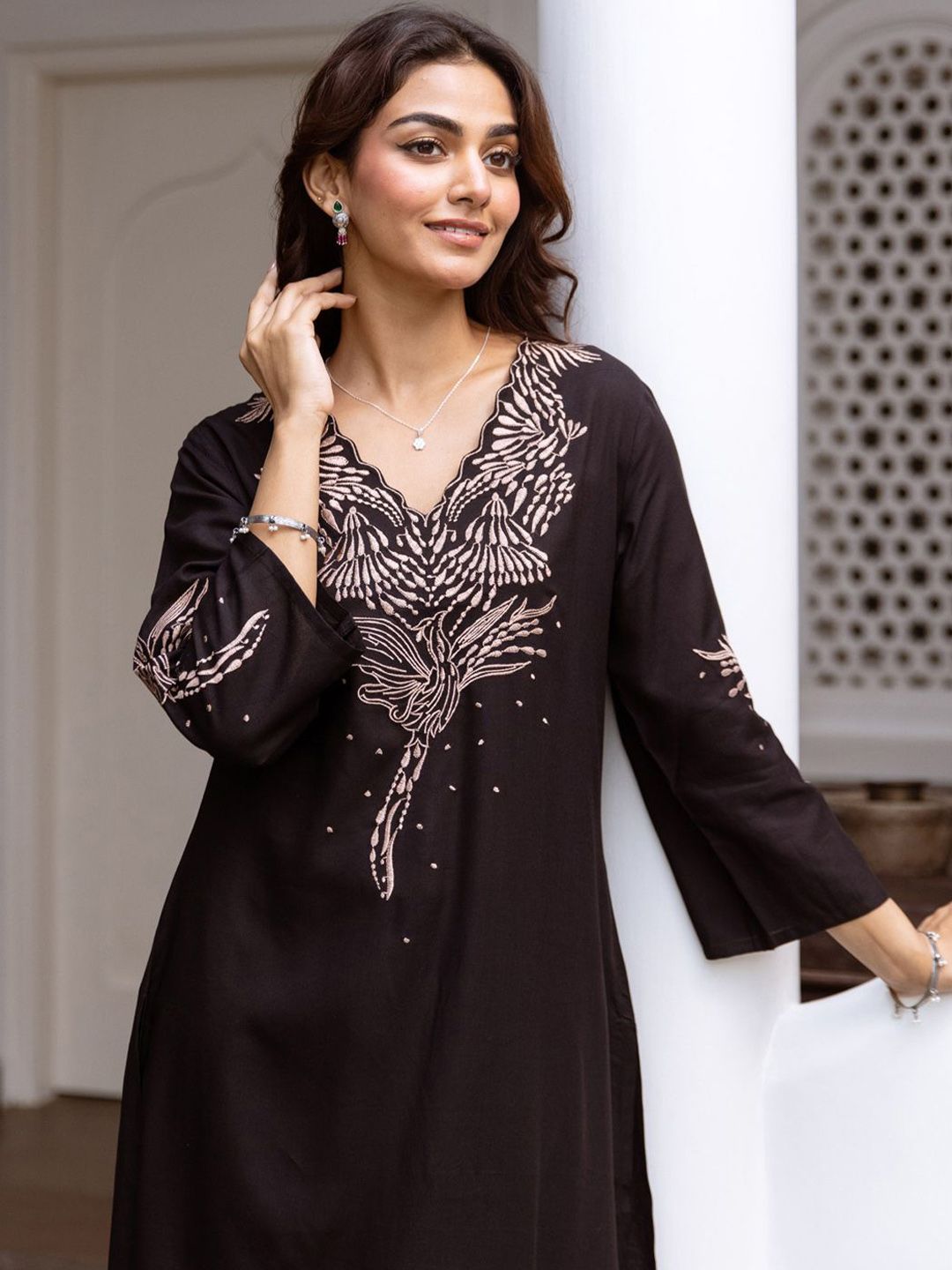 Dhiyona IE Women Floral Embroidered Regular Kurta with Trousers