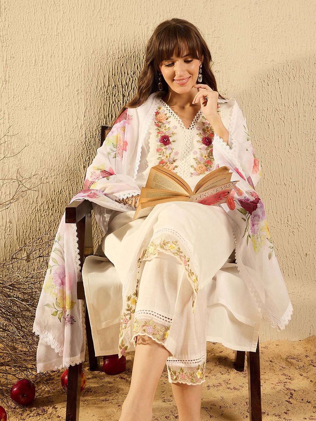 Women Floral Embroidered Regular Thread Work Kurta with Trousers & With Dupatta