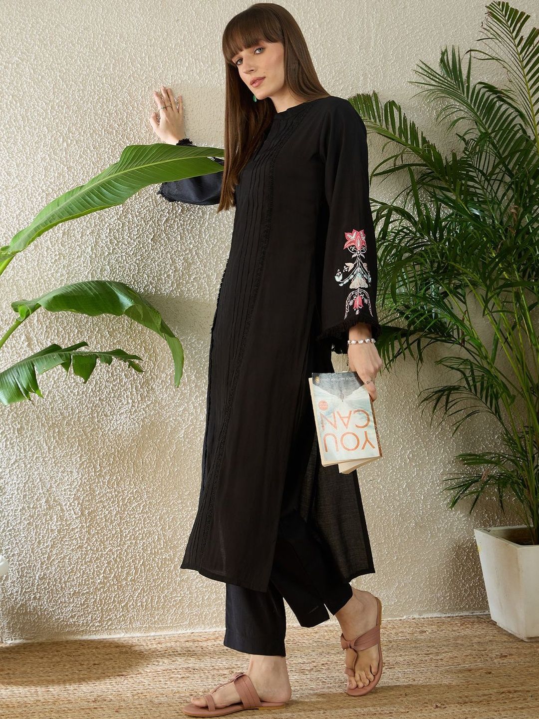 Dhiyona IE Embroidered V-Neck Three-Quarter Sleeves Tunic And Trousers