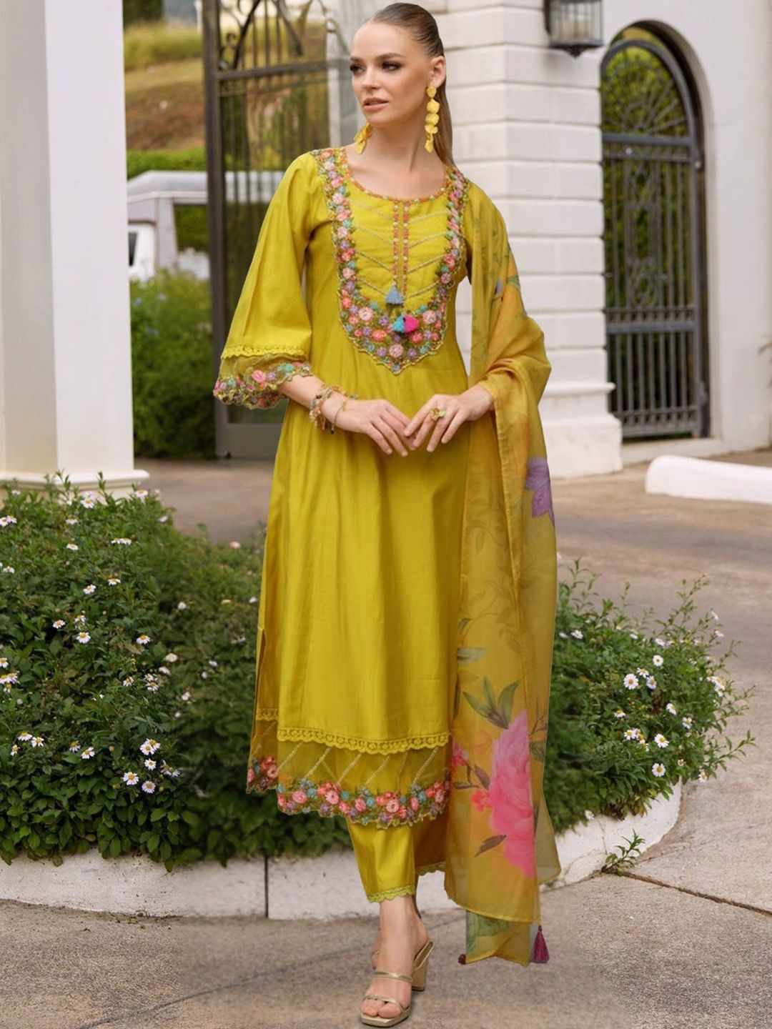 Dhiyona IE Women Floral Embroidered Regular Beads and Stones Liva Kurta with Trousers & With Dupatta