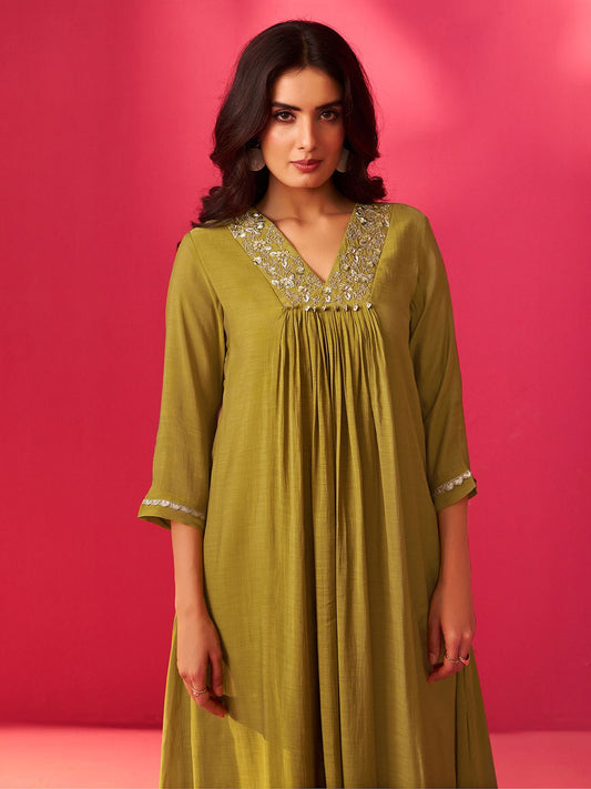Women Floral Embroidered Pleated Sequinned Kurta with Trousers