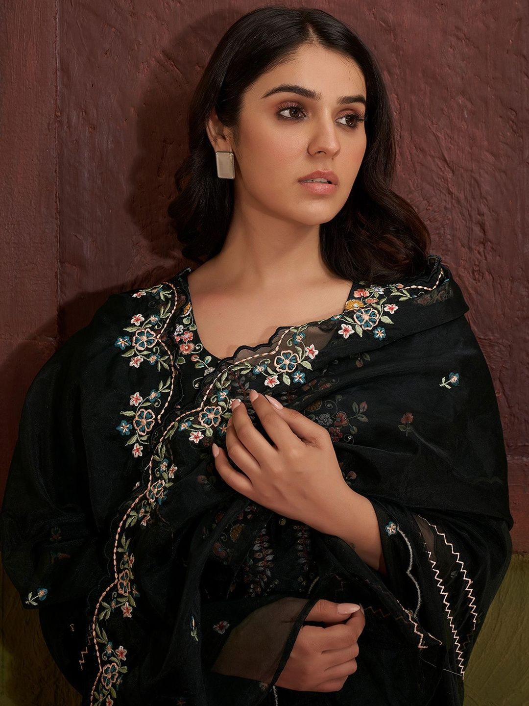 Women Floral Embroidered Regular Thread Work Kurta with Trousers & With Dupatta