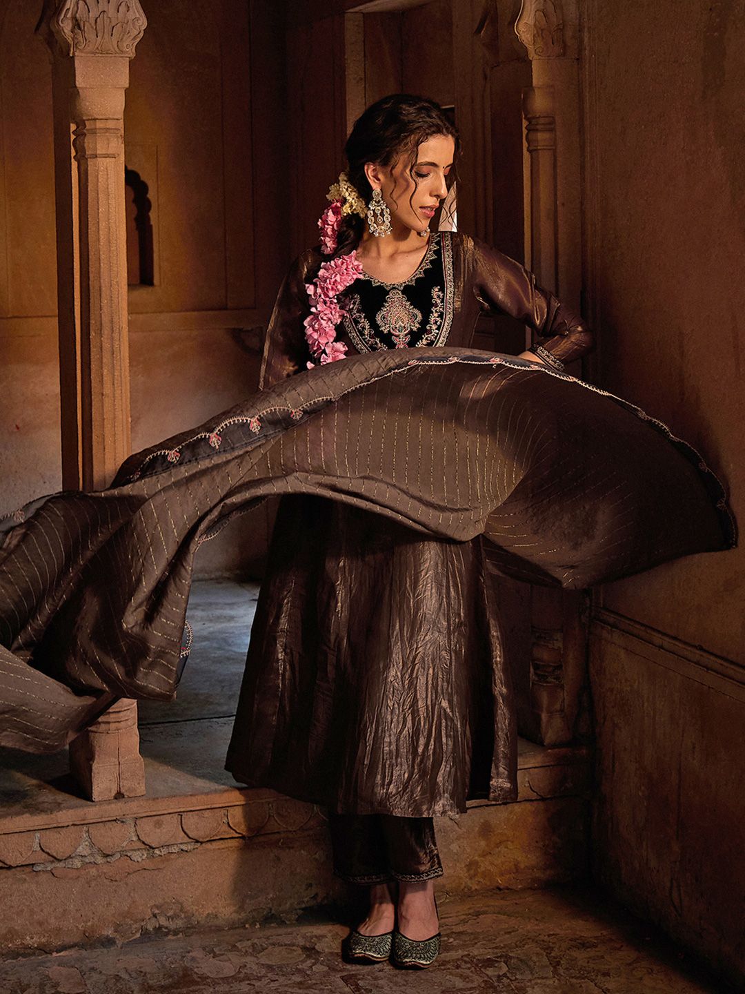 Dhiyona CH Embroidered Kurta Set With Contrast Neck