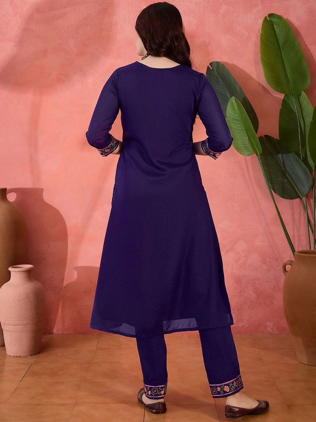 Dhiyona SN Women's Thread Embroidered Kurta With Trousers