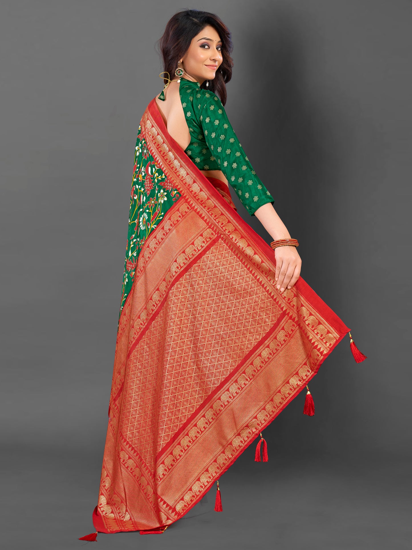 Women's Cotton Blend Green Printed Designer Saree With Blouse Piece