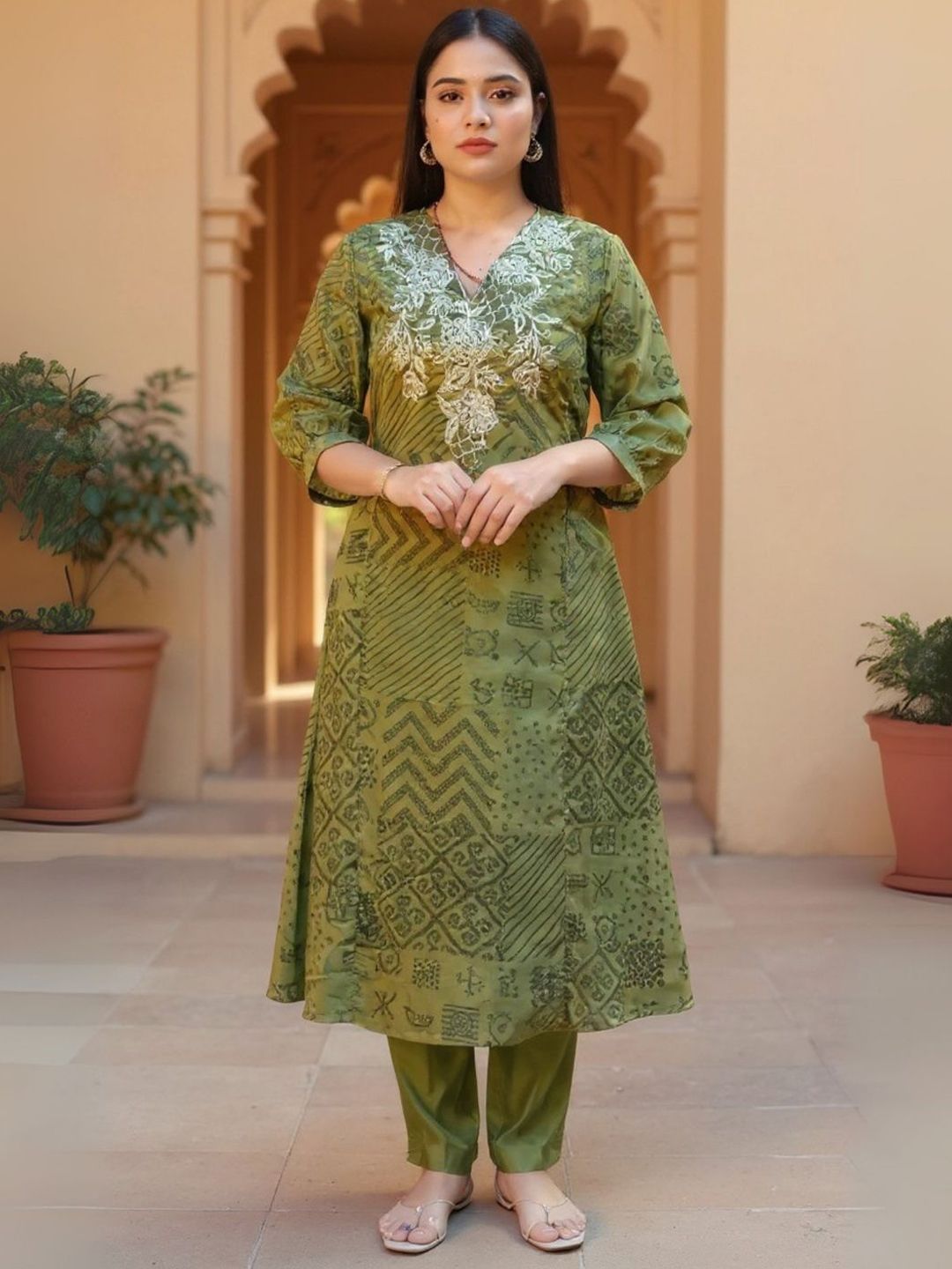 Dhiyona IE Women Printed Regular Thread Work Kurta with Trousers