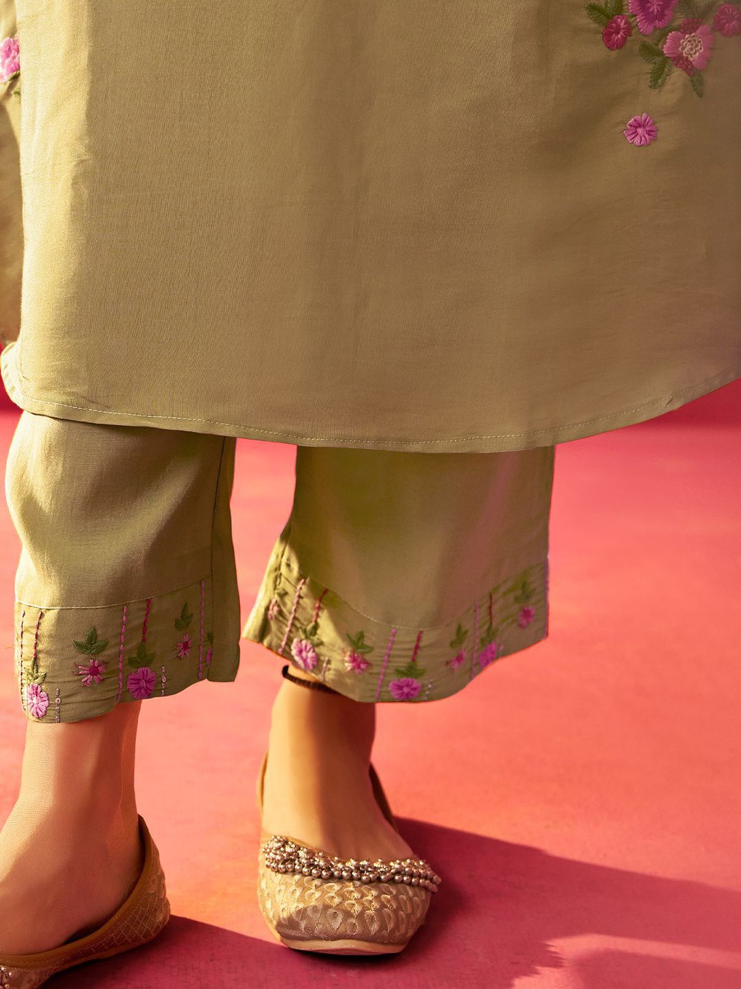 Women Floral Embroidered Regular Thread Work Kurta with Trousers