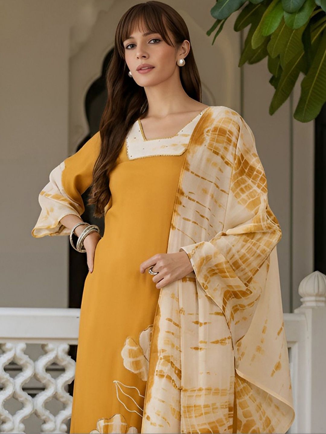 Women Floral Printed Regular Kurta with Trousers & With Dupatta