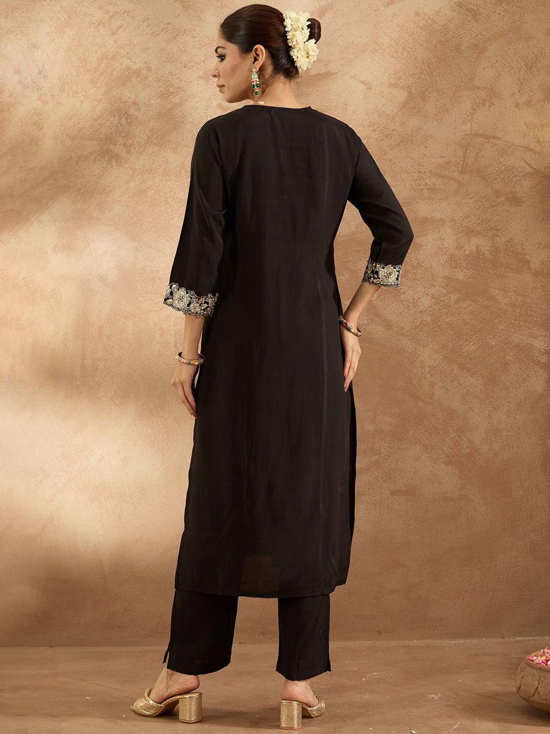 Women Floral Kurta with Trousers