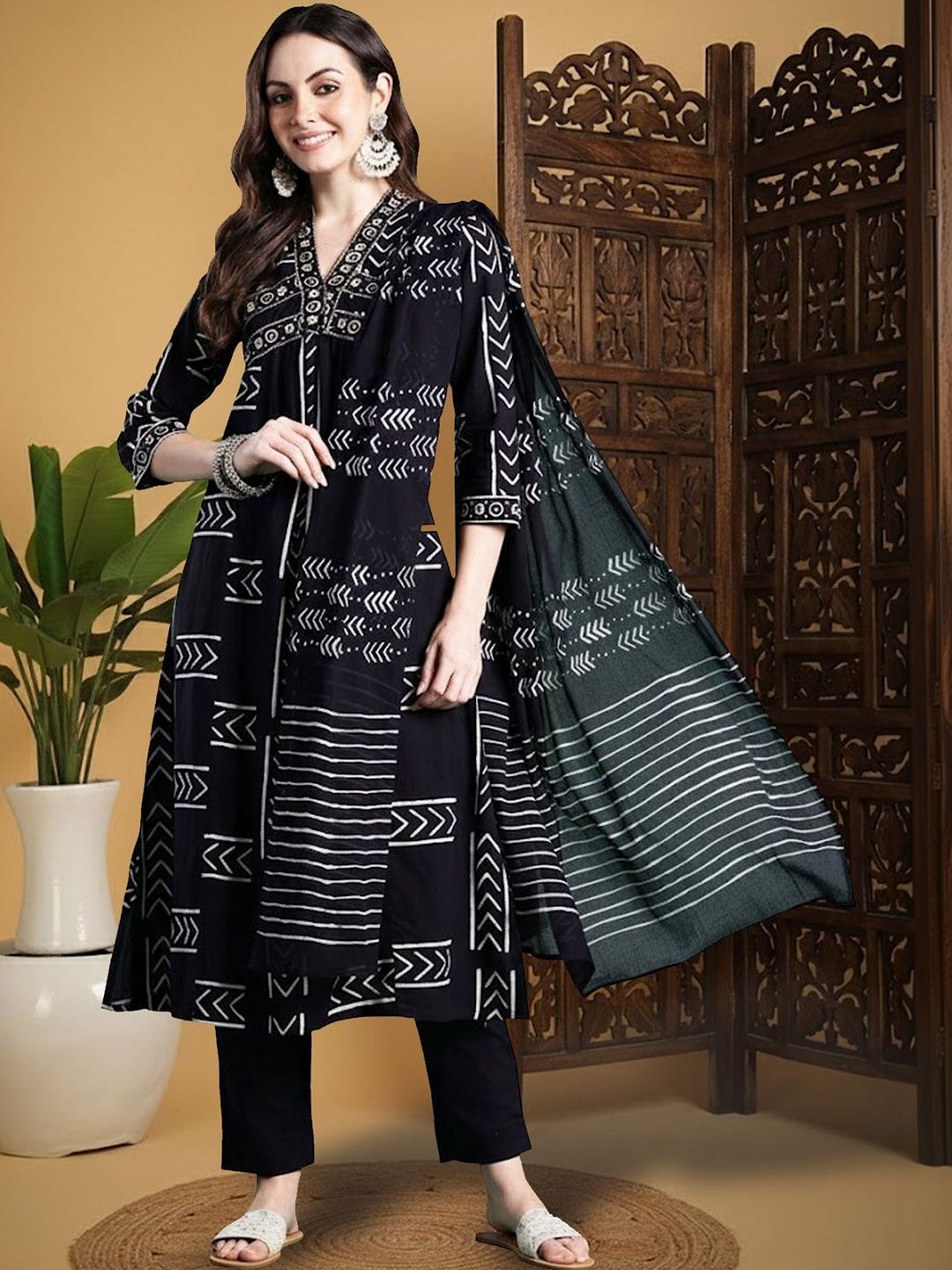 Women Printed Empire Thread Work Pure Cotton Kurta with Trousers & With Dupatta