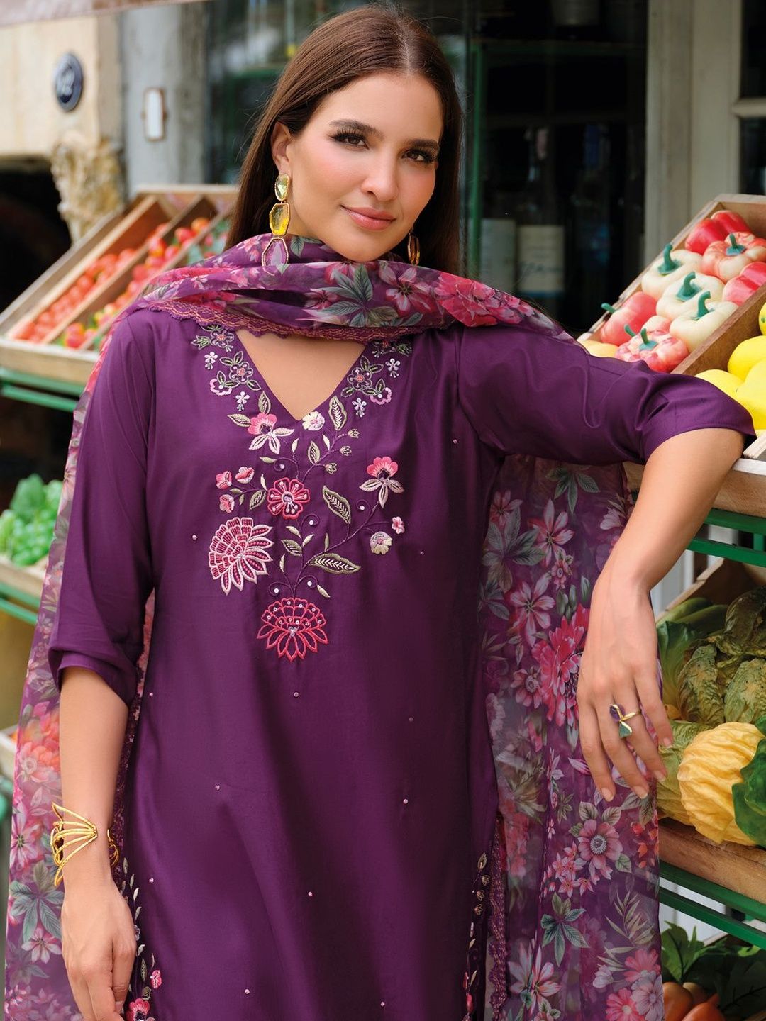 Women Floral Embroidered Regular Thread Work Liva Kurta with Trousers & With Dupatta