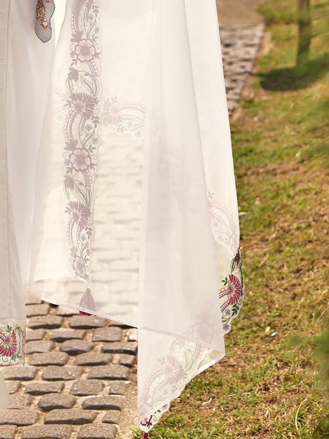 Women Floral Embroidered Regular Thread Work Pure Cotton Kurta with Trousers & With Dupatta