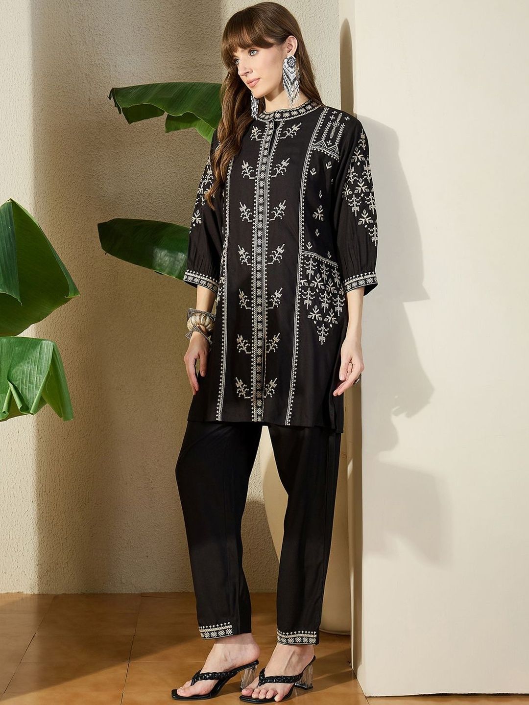 Women Ethnic Motifs Embroidered Regular Thread Work Kurta with Trousers