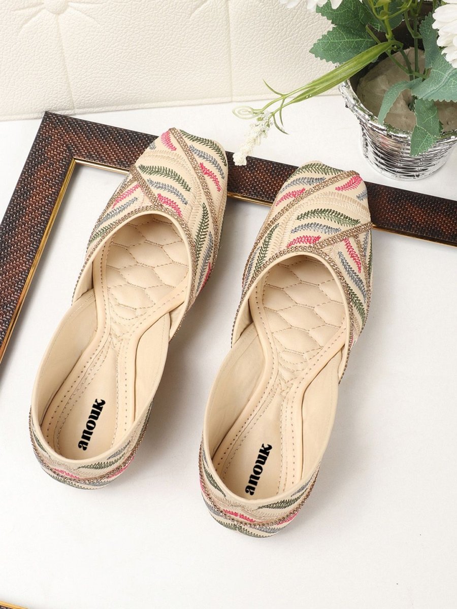 Dhiyona AK Women Embellished Synthetic Leather Mojaris