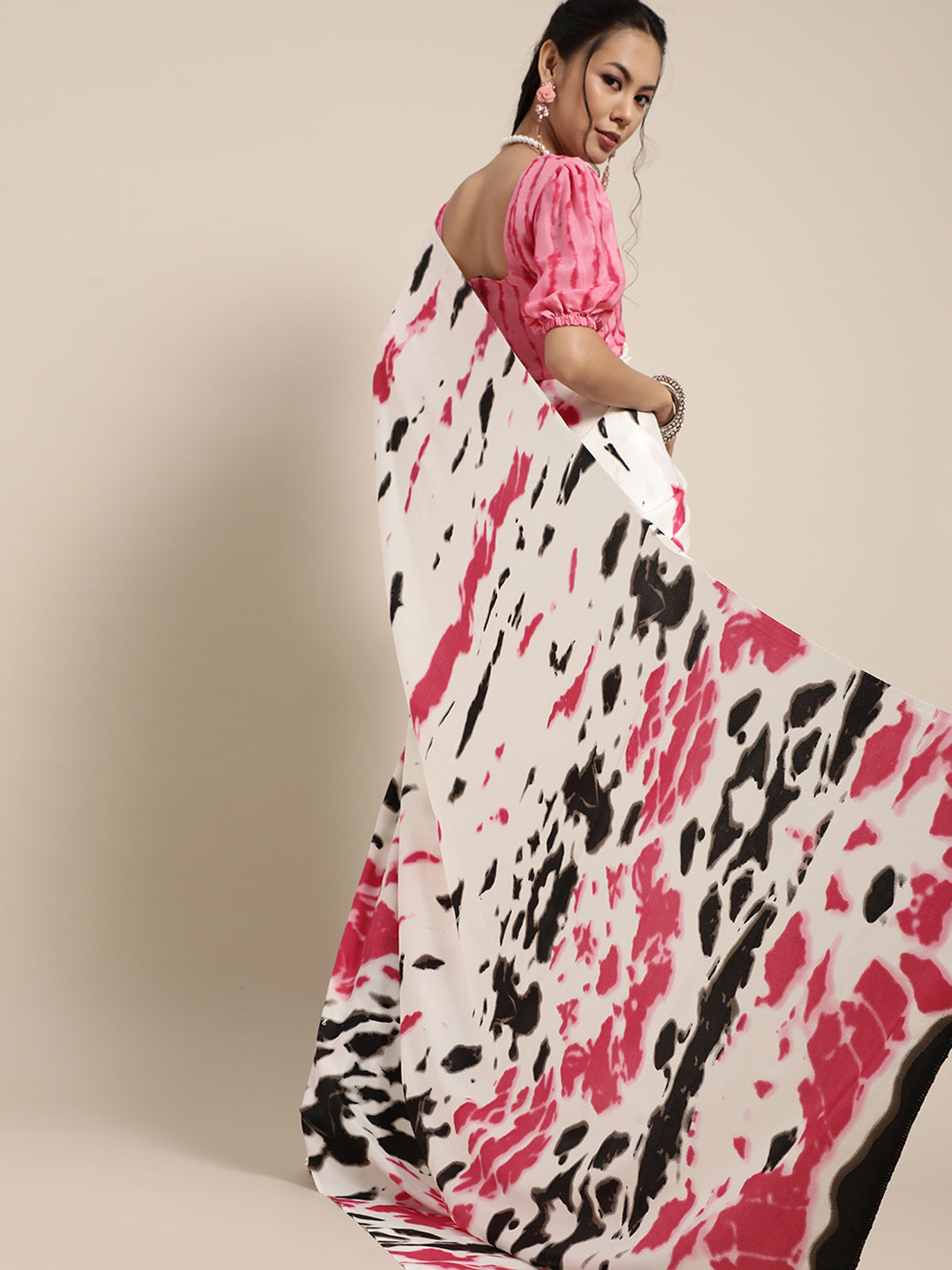 Women's Crepe Off White Digital Print Designer Saree With Blouse Piece