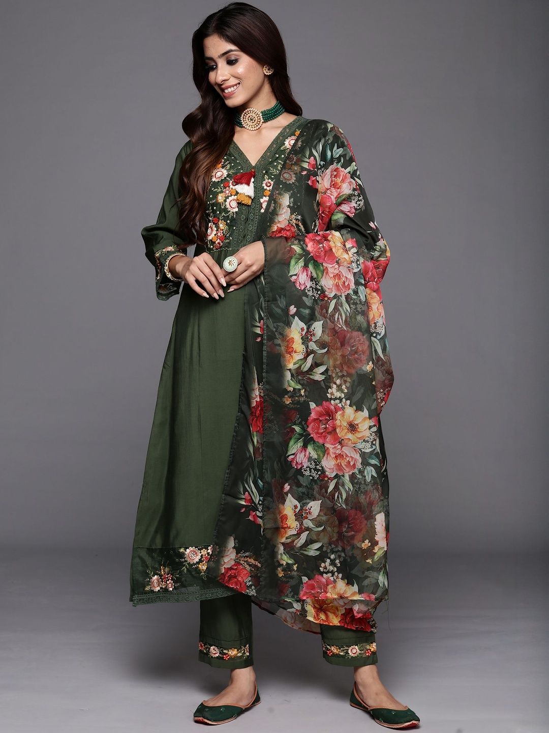 Women Floral Embroidered Thread Work Kurta with Trousers & Dupatta