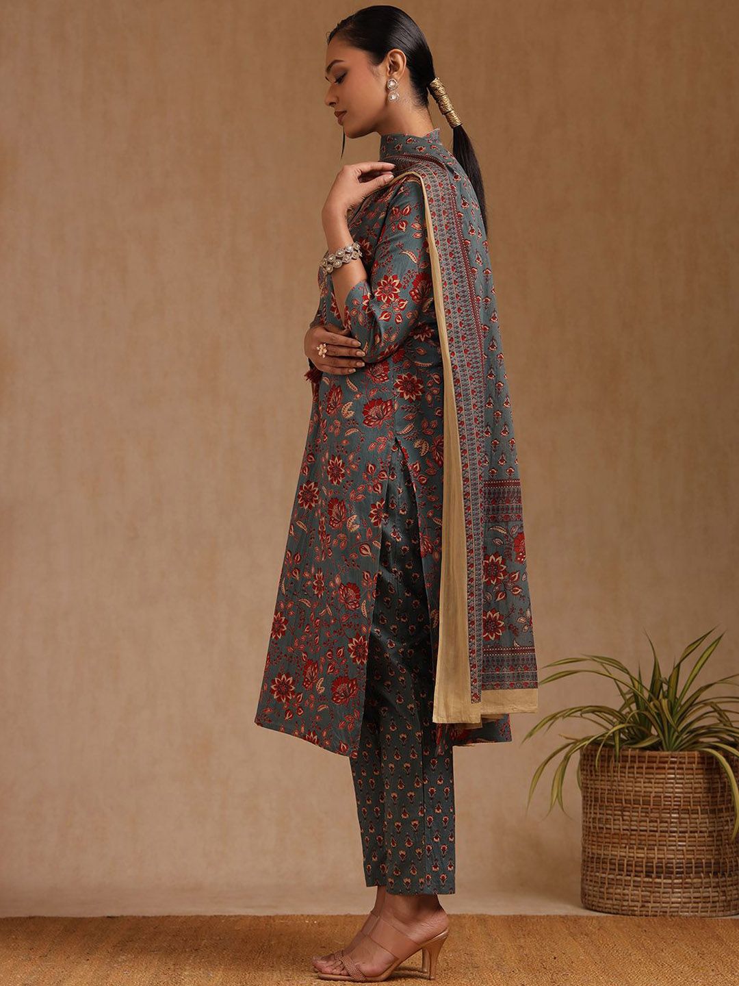 Dhiyona SO Women's Women Floral Printed Kurta With Trousers & With Dupatta
