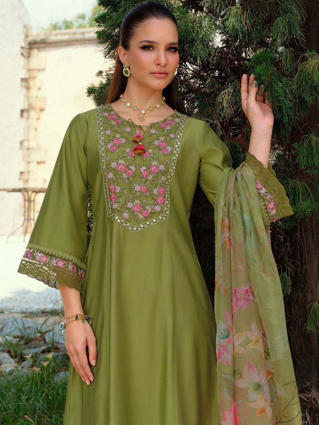 Women Floral Embroidered Regular Thread Work Liva Kurta with Trousers & With Dupatta