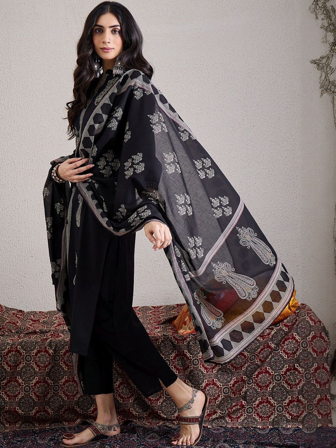 Women Paisley Embroidered Regular Thread Work Pure Cotton Kurta with Trousers & With Dupatta