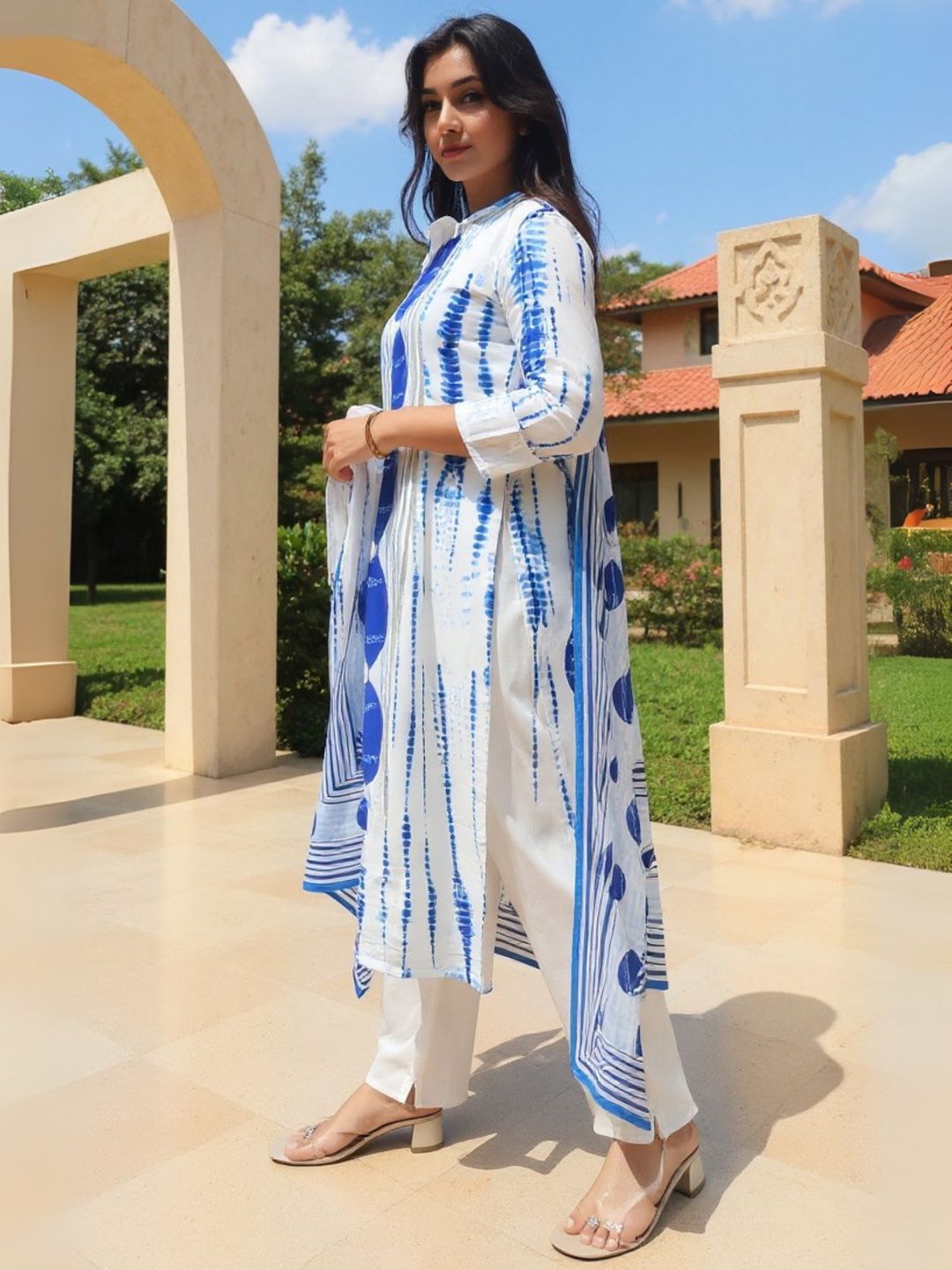 Women Geometric Printed Cotton Kurta with Trousers & Dupatta